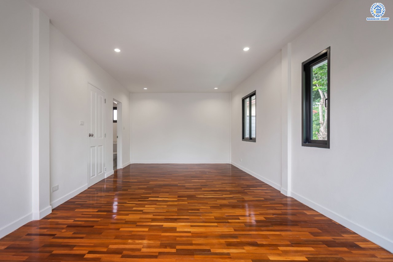 บ้านมือสองตกแต่งใหม่ แบรนด์ LH ม.ชัยพฤกษ์ วัดลาดปลาดุก หลังมุม ตอบโจทย์ทุกการอยู่อาศัย เนื้อที่ 69.2 ตร.ว. ฟังก์ชัน 3 ห้องนอน 2 ห้องน้ำ 1 ที่จอดรถ บนทำเลดีที่สุด! ใกล้เซ็นทรัลเวสต์เกต ทางด่วน "กาญจนาภิเษก" และเพียง 10 นาที ถึงรถไฟฟ้า "สถานีคลองบางไผ่"